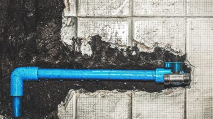 How do you fix a leaking pipe in the wall?