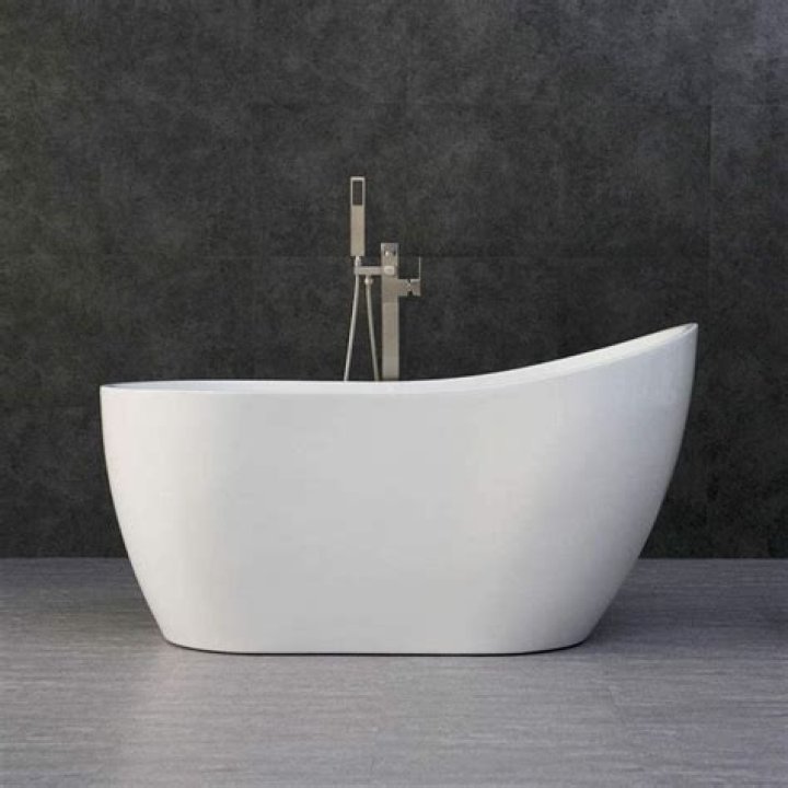 Which is better acrylic or fiberglass bathtub?